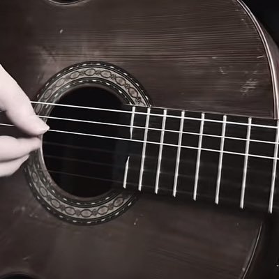 Γι’ αυτό κι εγώ δε γράφω πια για να προσφέρω χάρτινα ντουφέκια,όπλα από λόγια φλύαρα και κούφια.
Μόνο μιαν άκρη της αλήθειας να σηκώσω,να ρίξω λίγο φως
