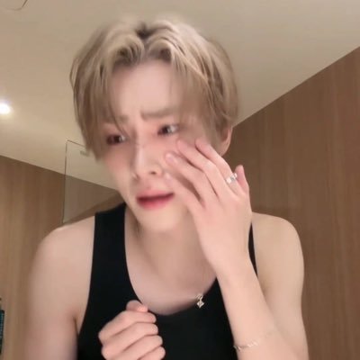 stupid weishitnie, xiaojun is not gay. he's chinese and loves kpop girl groups.