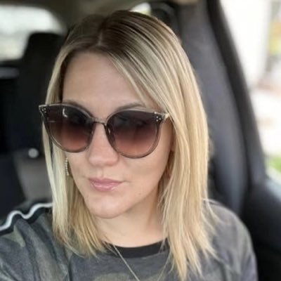 Single and ready to mingle mom of two handsome boys Roland and Doug,if you found this account you are cute❤️✝️