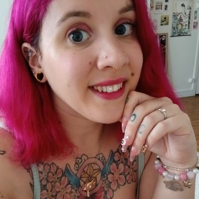 Inked Curvy Alt Girl 🍒🩷
CamGirl 🔞 & Créatrice de contenu pour adultes 🔥🌶️
J’aime le Japon, Sanrio, les piercings et les tatouages ❤️
NO DM❌
Tout est là ⬇️
