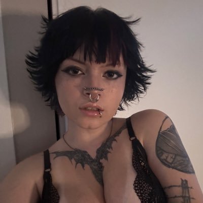 5’2 alt mommy ✮ engaged to @annieswan0 💌 OF | discord | twitch |↓ ♡.𖥔 ݁ sfw: @buni_doll ⊹˚. ♡