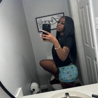 uenvya's profile picture. lol 🦋..   ig- @uenvyangel