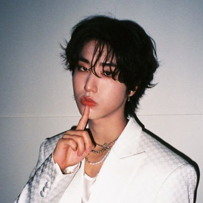 escuchando emails i canāt send con stray kids