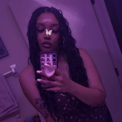 Part-time YouTuber, full-time Someone Put Your Hand Out Stan. Instagram: @_HannahSavage 💓