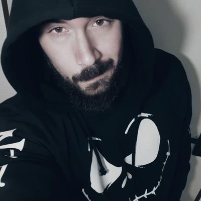 SullyTheJolly's profile picture. • 34 • vielleicht witzig • eher introvertiert • kinky/bdsm • meist umgänglich • metalhead • gaming • mag flogger mehr als menschen •