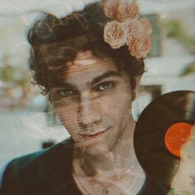 son of writer Daniel Molloy || currently in college studying journalism || MS|| OC’s welcomed here|| writer is 35||