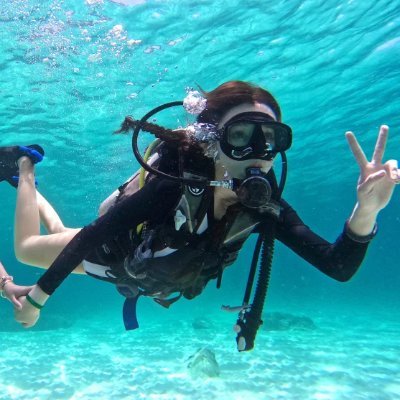 「みなさん、こんにちは。台湾出身。ダイビングは私が一番好きなスポーツで、海の世界の中では自由や静けさ、そして生命の無限の可能性を感じられます。色とりどりのサンゴや魚たちに囲まれると、時間を忘れてしまうほどです。ここで同じようにダイビングや海を愛する仲間と出会い、青い星の美しい瞬間を一緒に分かち合えたら