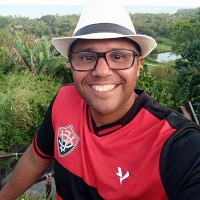 Sofredor do Vitória. Agnóstico. Leitor. Otaku. Messiete. Piadista (diferente de comediante). Palpitador. Escritor (em construção). Observador. Futlover. 🇧🇷