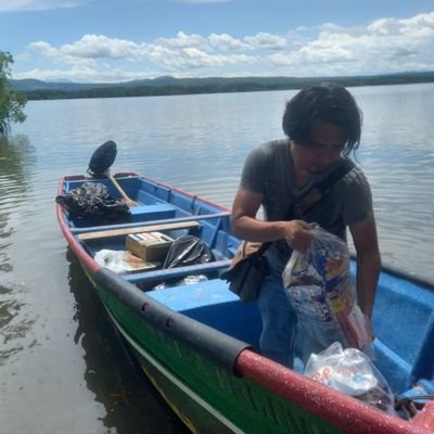 Bibliotecólogo. Se tuitea sobre arte, libros, bibliotecas, TIC, deporte, música, poesía, política y otras hierbas. Salvadoreño originario de Suchitoto.