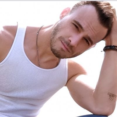 Kerem Bursin
O amor é o mais brilhante dos poços que irá te elevar às estrelas
