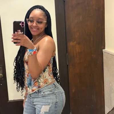 God’s within her, she will not fail. 🙏🏽💕 • Quiniece • Gont • Quaany • Nunu• Sy Glizzy 💛🌻 • #KelzWay ❤️