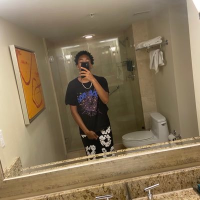 🏀 ball / 🎶 trap vibes
📍 GTA | 19
chill n vibin, dm open