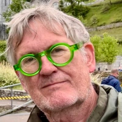 #Kunstenaar. Mopperaar DES VADERLANDS. Als u me niet volgt ontsteek ik mogelijk in schuimbekkende razernij. https://t.co/8G9xOwDFIz