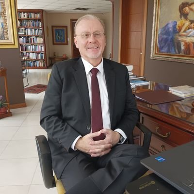 Assim, como sou, tenham paciência!
Vão para o diabo sem mim,
Ou deixem-me ir sozinho para o diabo!
Para que havemos de ir juntos?
(Alvaro de Campos)