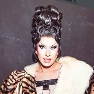 La que te la agarra con la mano. De Murcia eh? Ex fea. Reportera, cantante y mamarracha. AllWinners Valencia y Ravalada 👑