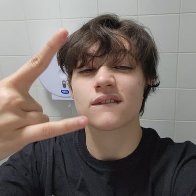 Jasper, 20, E l e/ D e l e - 💉4/7/25 - punk/rock/metal/shoegaze - Cineasta e fotógrafo PORTIFOLIO