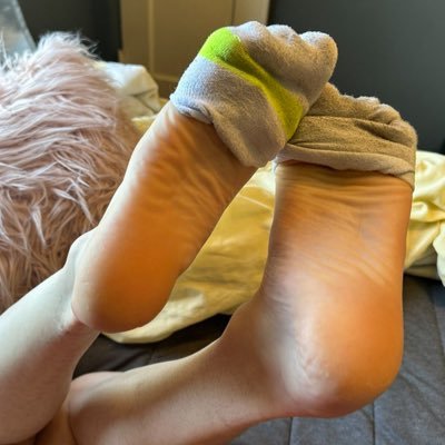 I am Mia your new addiction🥺. let me be your new secret stinky foot girl. anonymous Role-play Chatting. $10 tip text all day 👣18+ only!