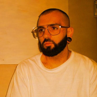 Veo la vida desde el psicoanálisis lacaniano. Hablo sobre mi psicopatología de la vida cotidiana, música, futbol, comics y cosas ñoñas.