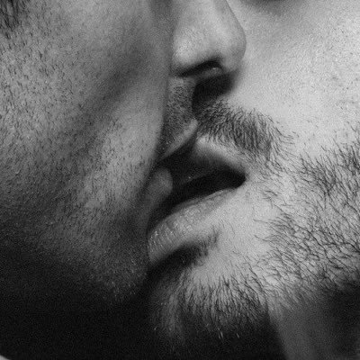 calor_noche's profile picture. La noche no pregunta,  te invita a quitarte todo... menos los audífonos. Desnúdate  y atrévete a escuchar las fantasías que el sol no te deja ver. Spotify.