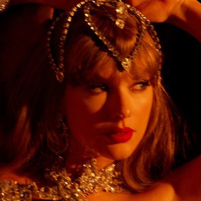 ❤ Taylor Swift ❤
We both did the best we could do underneath the same moon
In different galaxies