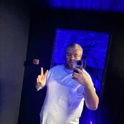 wecntbefriend's profile picture. In a world where you can be anyone, be yourself