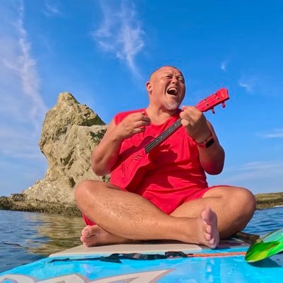 歌手、音楽プロデューサー。NARUTO、バカボン、ギララの逆襲、グリコカフェオーレ、松井秀喜WAVE、薬王堂、ギタドラ等の楽曲を手がける。ゴリラ人間ズ、HANZI BAND、デブパレード、ハンサム兄弟。NHKオトッペCD発売元のハンサムレコーズ代表。Abletonユーザー。SUPでウクレレ弾く絶叫ジャズおじさん。