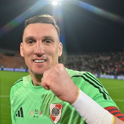 Siempre tengo a mi lado a mi D10S !!! fanatico y socio de River Plate ❤️🤍 Si es nene ponele ENZO…