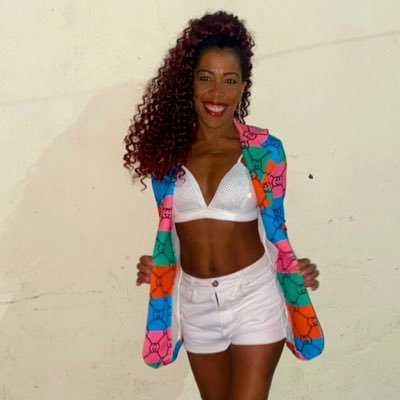 PaulaPeixoto01's profile picture. 