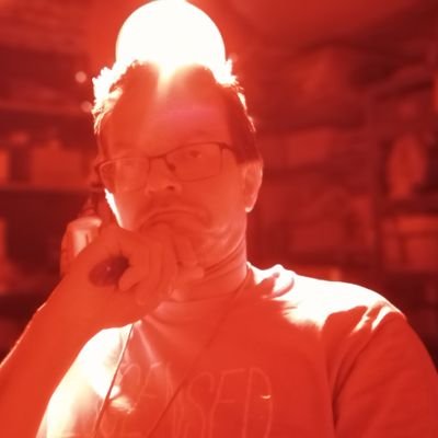 Jsem antisociální pravicový egoista a jsem na to hrdý. Respektuji jen a pouze zákony fysiky. Demokracii považuji za svinstvo zvýhodňující slabomyslnou většinu.