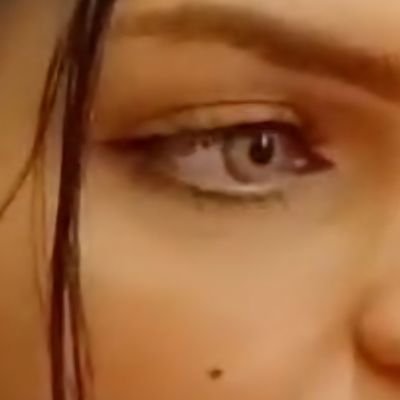 من لا يعرفُ شخصيَّتي لا يحقُ له الحُكم على تصرُّفاتي . 🌹. ومن لا يستطيعُ أن يُقدرني لا يتوقع مني أيَّ تقدير ❤
ٺـــ̨̥̬̩ـﯣٌٺـــ̨̥̬̩ـةّ ❤️ مۭـــ̨̥̬̩ـهــّ نۨـــد