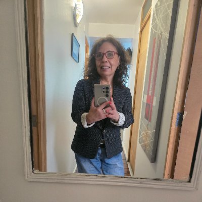 Mujer profesional enamorada de lo construido hasta hoy,mirada de futuro , defensora de la democracia y de la libertad ,libre pensadora😊🌻 no vivo en Narnia