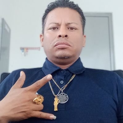 soy bisexual activo tengo 35 años me encantan las mujeres hermosas y si están casadas y el marido también quiere verga también le doy
