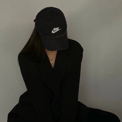 rozy_60's profile picture. مَا مَر بي أحدٌ وأكمَل سيرهُ ، أنا الوُصول