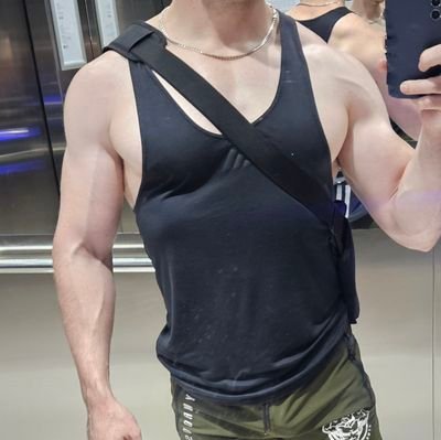 Locked buttslut in the northern burbs of Melbourne. Always keen to connect with more breeders and ff tops, DMs open