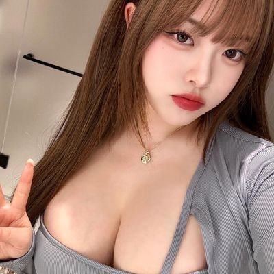 20歳で普段は学生してます!趣味はネットでアニメや動画見ながらまったりとする事ですぐ-w-`)好きな食べ物は寿司と焼肉(^^)