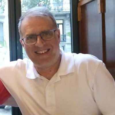 Novelista y profesor titular en la Universidad de Sevilla, donde imparto clases de literatura hispanoamericana y escritura creativa