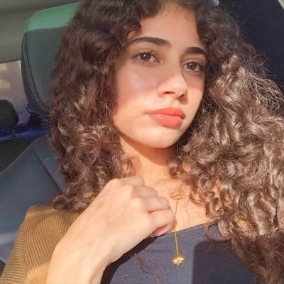 كسانثي الشقراء الذهبية 🌼
أحكي عن ليالي وآمال، أضحك وأبكي، وهذا أنا 🌬