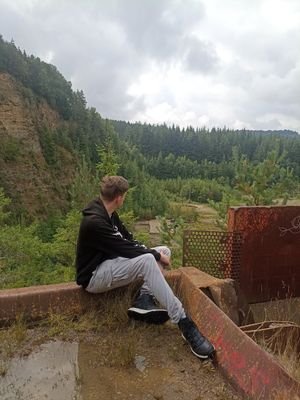 Des fois challenger sur Lol...
💻 Responsable marketing
🌲 Nature, voyages
🏗️ Urbex
🏐 Volley