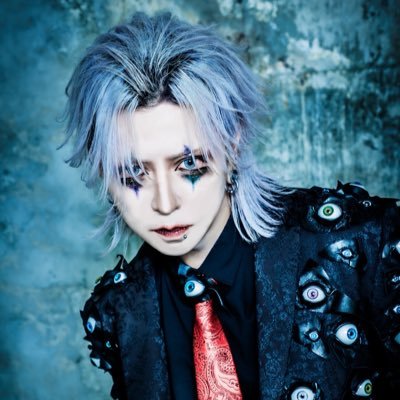 ザアザアというヴィジュアル系バンドでベースを弾いてるエロい人です。生粋のギャ男。高知県産です。宜しくお願いします。