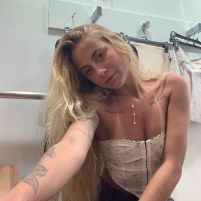 Love a good hike & late-night talks.
Coca-Cola addict who unwinds with smoke & music.
Single btw and my page is FREE👇🥵