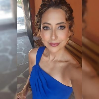 Soy una tormenta cubierta de piel. Lujo que no se desprecia. Casada y enamorada . Las tormentas no las hago en un vaso de agua sino en una copa de vino tinto.