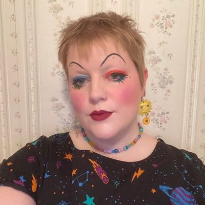I love women & birds & cooking. lesbians and ladies can use any pronouns for me, nonbinary folks too, men and dudes stick to masculine or androgynous ones pls.