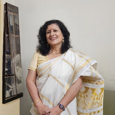 A Word Smith
कहानी सुनने वाले जो भी हैं वो ख़ुद कहानी हैं,
कहानी कहने वाला इक कहानी की कहानी है.