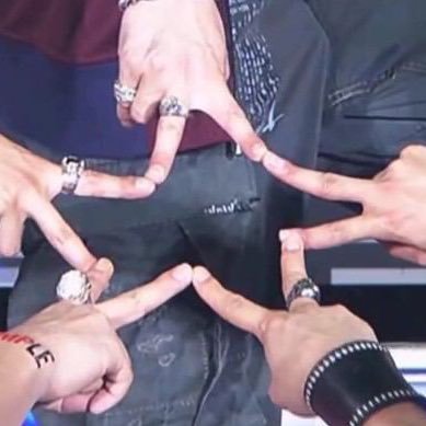 SMAP 声優 芸人好き🙆♀️ 無言フォロー🙆🏻 スマ関連以外も呟くのでうるさかったらフォロー外してください😢