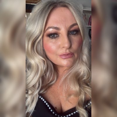 Award-winning beauty pundit 👩💻Unavailable.Tweakments concierge. General nightmare. I won’t be nice about your food. Simple pleasures ⛔️DM’s