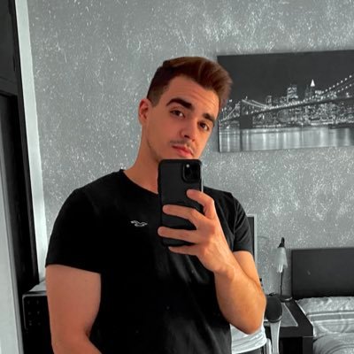 DaniMn94's profile picture. “Sic Parvis Magna”  🎬 🎮 🧭