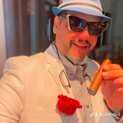 أنا الشخص الذي تثار حوله الكثير من الشائعات وكلها صحيحة صدقوها ارجوكم ولا تثقوا بي فأنا أخون الأصدقاء وأغدر بالجميع دون استثناء… الزواج للجبناء