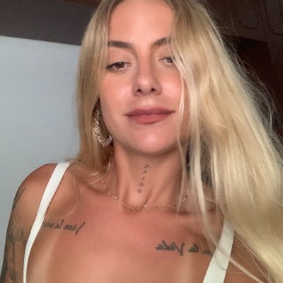Self-improvement by day, pizza cravings by night. Single & my page is FREE 😘