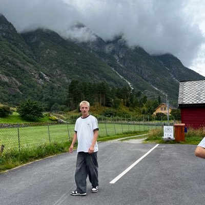 Sportinguista do Norte de Portugal que é viciado em música e gosta de filmes. Futebol internacional. Prefiro o Messi ao Ronaldo. Não me julguem. ig: tiagop.06