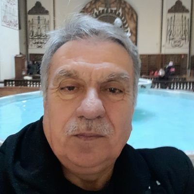Balıkesir İmam Hatip Lisesi Mezunu-1981
Iktisat ve Ilahiyat okudu.